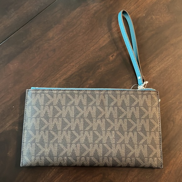 Michael Kors wristlet - Picture 4 of 4